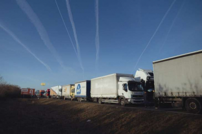Словаччина знову пропускає вантажівки через кордон з Україною